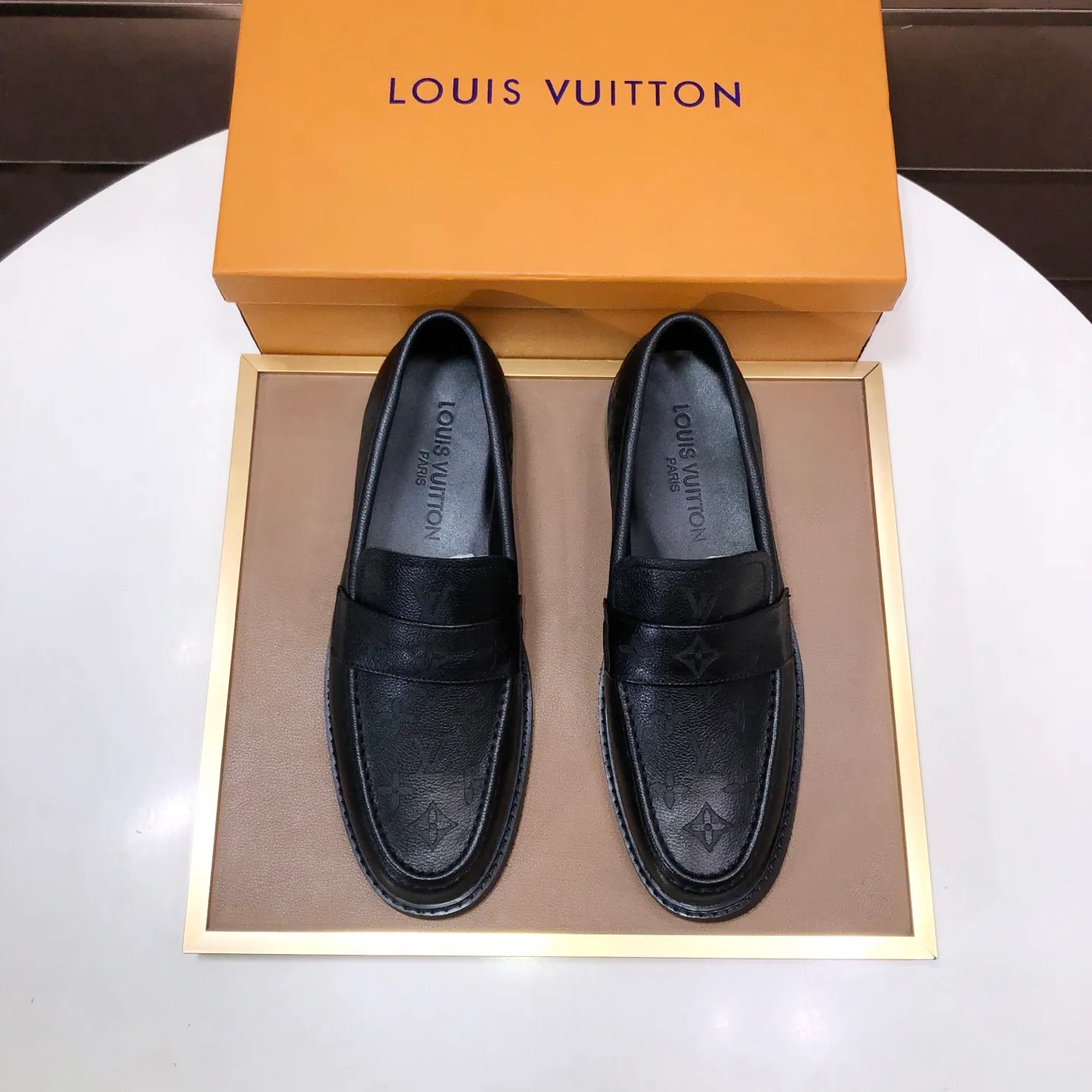 Men's men's shoes💰460💰【LV】(sheepskin lining) formal men's shoes! The high-end formal wear style is luxurious and elegant, with both practicality and style. We pay special attention to quality and details. The original version at the counter is 1:1 ultra-accurate replica👍🏻 The shoe last, leather, workmanship and comfort are not inferior! Material: imported cowhide upper, soft first layer of sheepskin! Code number: 38-45 (45 customized)